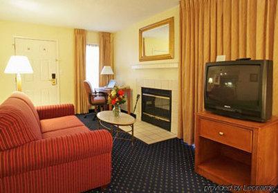 Gatehouse Suites East Lansing Room photo