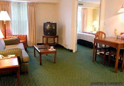 Gatehouse Suites East Lansing Room photo
